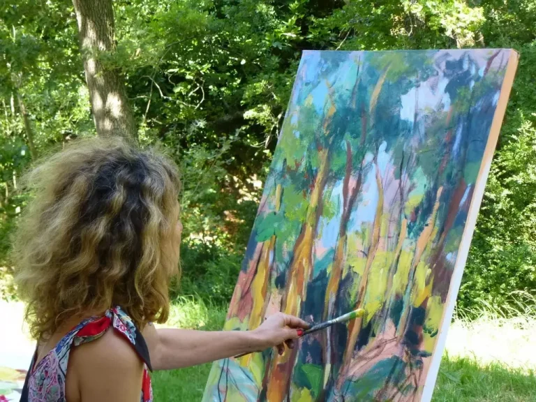 Nadine peignant les peupliers de son jardin
